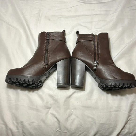 Top Moda Lug Sole Ankle Bootie Chelsea Style with Buckle and High Heel - Picture 3 of 10